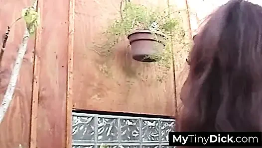 Rothaarige und blondine zünden eine ladung verlangen an