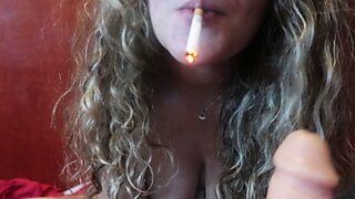 Nahaufnahme schlampiger Blowjob, während ich eine Zigarette rauche (Rauchfetisch)