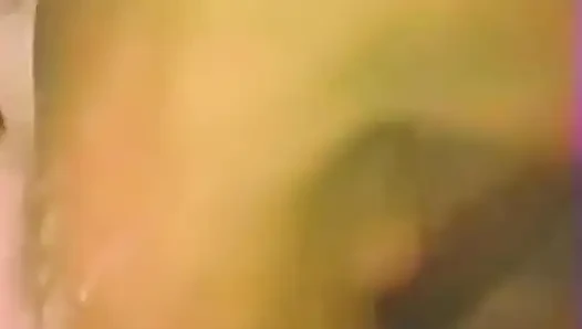 Ibu rumah tangga amatir ini lagi asik muasin memeknya sendirian di bak mandi