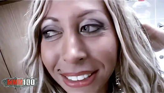 Büyük memeli venüs azgın sarışın venüs soyunuyor