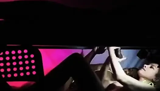 Krystal ve Kyla sağım masasında büyük siyah bir yarağı çifte sikiyor