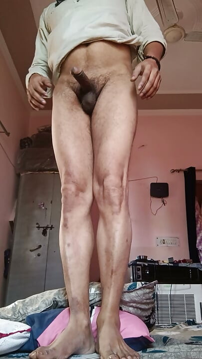 Ladka apna kala mota land hila ke mooth mar rha h kisi choot ke intazar main..