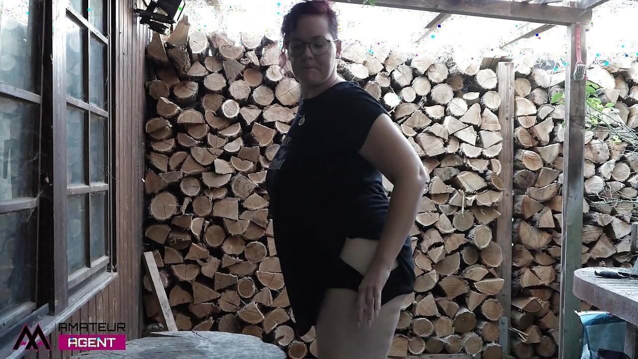 Com tesão gordinha morena em ação solo atrás da casa