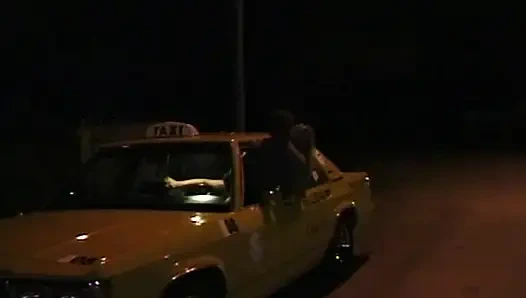 Versaute Taxifahrt mit heißen Blondinen