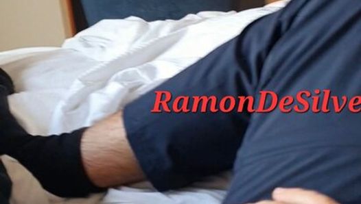 Meester Ramon ontspant zich na een slavensessie in een hotel, ergens in Duitsland, 1 uur voetenlikken is vermoeiend!