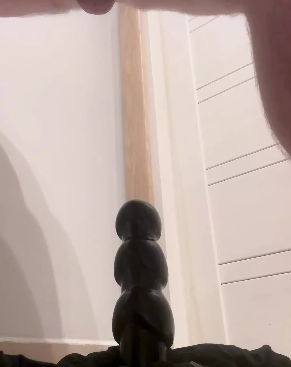 Un dildo nero massiccio