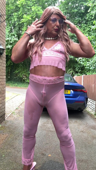 Detik menawan dari "Crossdresser seksi Kellycd2022 dalam pakaian merah jambu dan tumit"