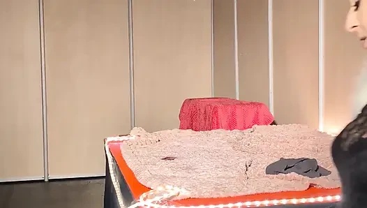 Она делает дилдо прямо перед публикой!