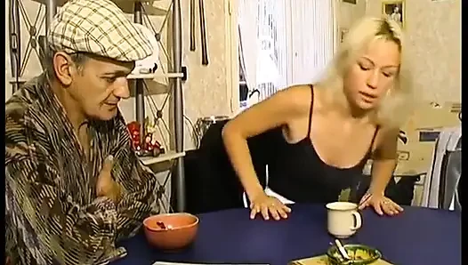 Dede hizmetçisine başkasıyla yatması için para ödüyor!