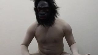 Zentai дрочит пенис в маске-горилле в маске