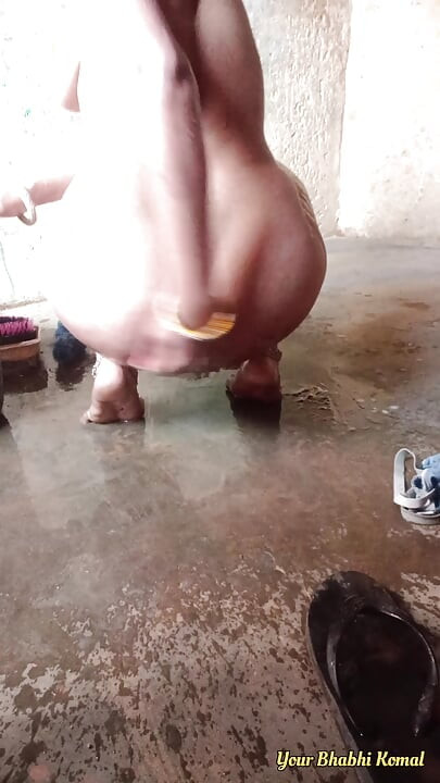 Komal yenge banyoda banyo yapıyor
