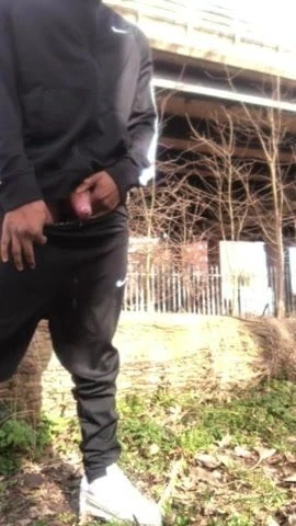 Ragazzo di colore piscia in tuta adidas