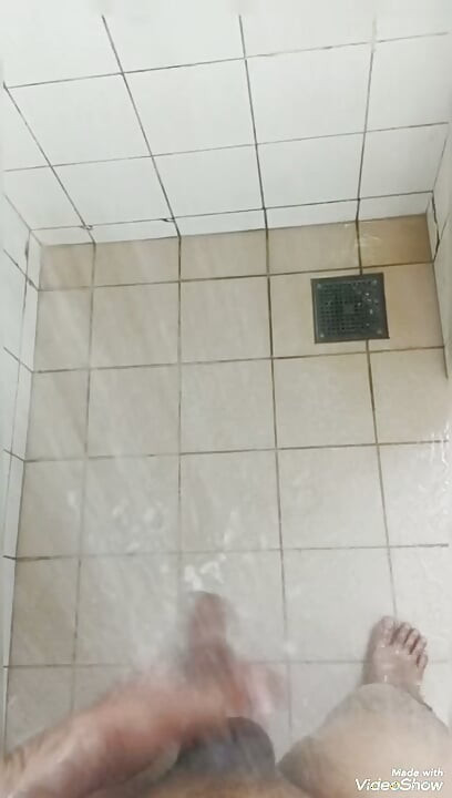 Mano en la polla y ducha
