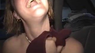 Une ringarde rousse pâle se fait draguer et baiser dans une voiture