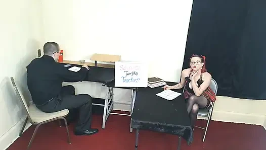 Murid nakal ini menggoda gurunya sendiri