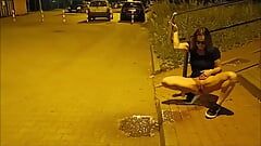 疯狂的熟女在高速公路上完全赤身裸体。她尿在衣服上。