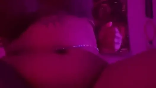 Чернокожая скачет на дилдо соло