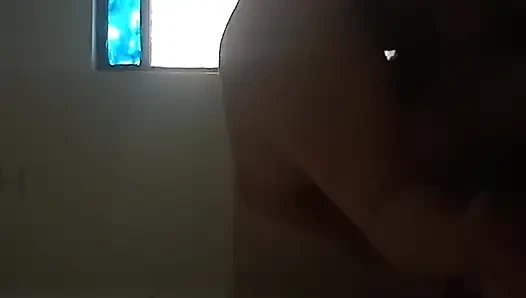 Eva lagi nggak tahan lagi, kami pergi ke motel murahan untuk ngentot