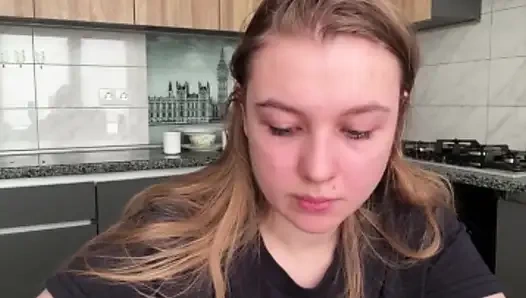 Jucielussie мастурбирует утреннюю на кухне