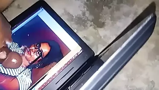 Hintli fahişenin üzerine boşalıyor