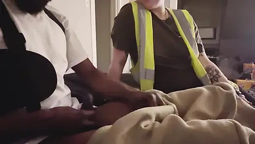 Ебарь-лесбиянка решила попробовать хуй в первый раз и трахает свою коллегу