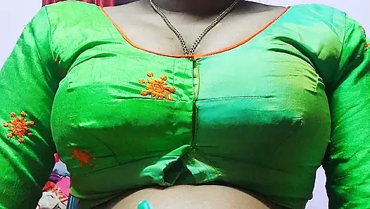 Istri India yang cantik mendorong suaminya untuk berhubungan seks