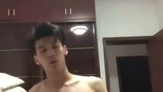 Bel homme asiatique se branle pour la webcam (44 '')