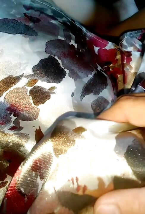 Vestido de flores satinado en la masturbación