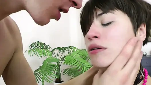 Коротковолосая молодая русская брюнетка хочет, чтобы Маркус Дюпри сильно трахнул её в задницу