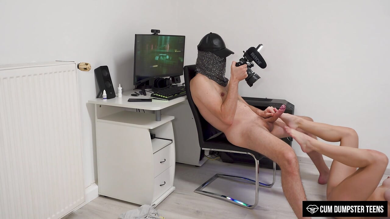 Gamer-mädchen ana Lingus footjob und blowjob während der PC-session