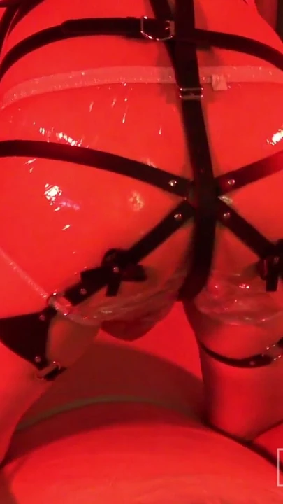 Moment clé de « Une truie à culotte en plastique fessée et trempée dans mon flux doré »