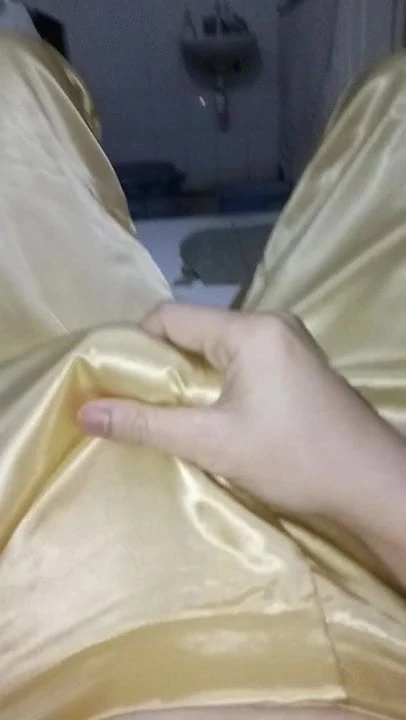 Sborra con pantaloni d'oro lucido