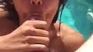 Pompino in piscina da una giovane ragazza indonesiana