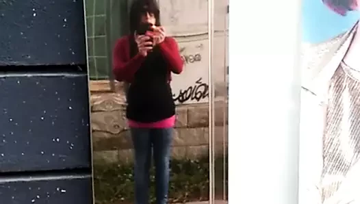 Bu sabah yeni seksi cehennemimle yürürken sigara içiyorum