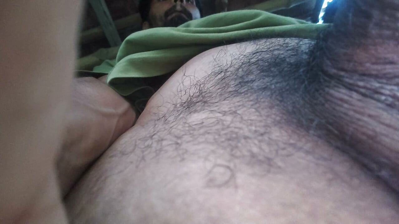 Pénis e corpo sexy de um rapaz da aldeia