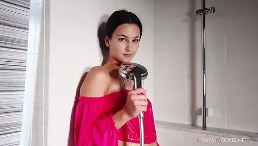 Annas Duschträume mit einem transparenten kleid