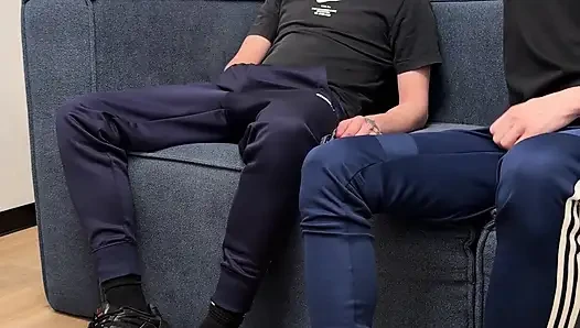İki delikanlı eğleniyor
