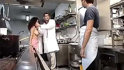 Jessica Rizzo in zwei szenen als freche Ärztin