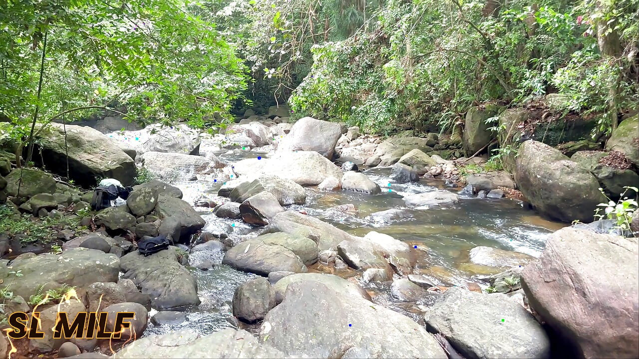 Risicovolle seks in de buitenlucht _desi milf en vriend met grote natuurlijke tieten snelle seks in de waterfalt