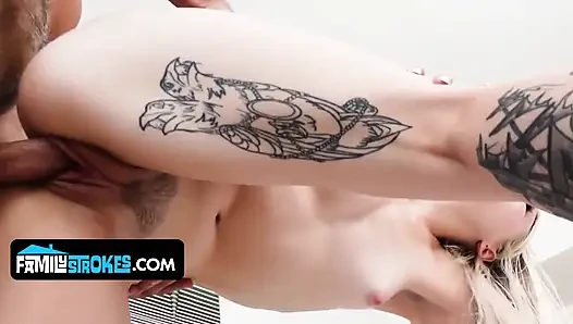 Застенчивая Tomboy Sage позволяет отчиму раскрыть ее дикую сторону в постели