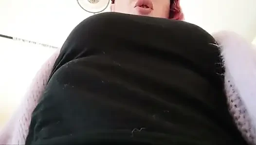 Ibu tiriku nggak perlu memperbesar toketnya, tapi dia mau!