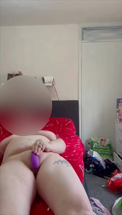 Tante seksi lagi asik mainin memeknya sendirian