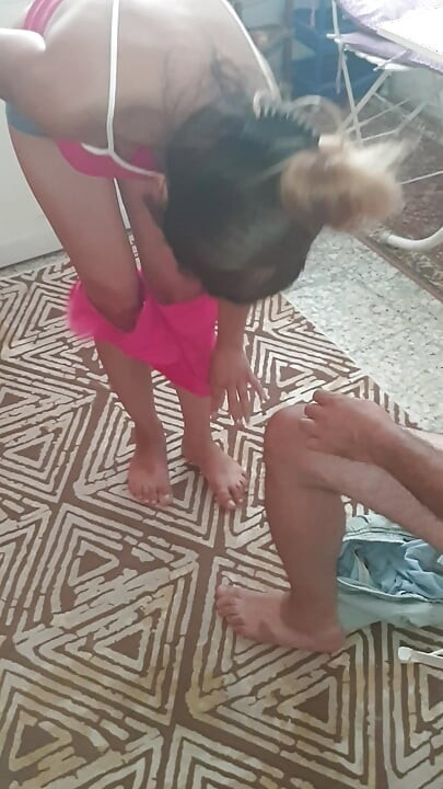 Aku membuat pembantuku, yang memakai jilbab, melakukan seks oral pada saya di dapur.