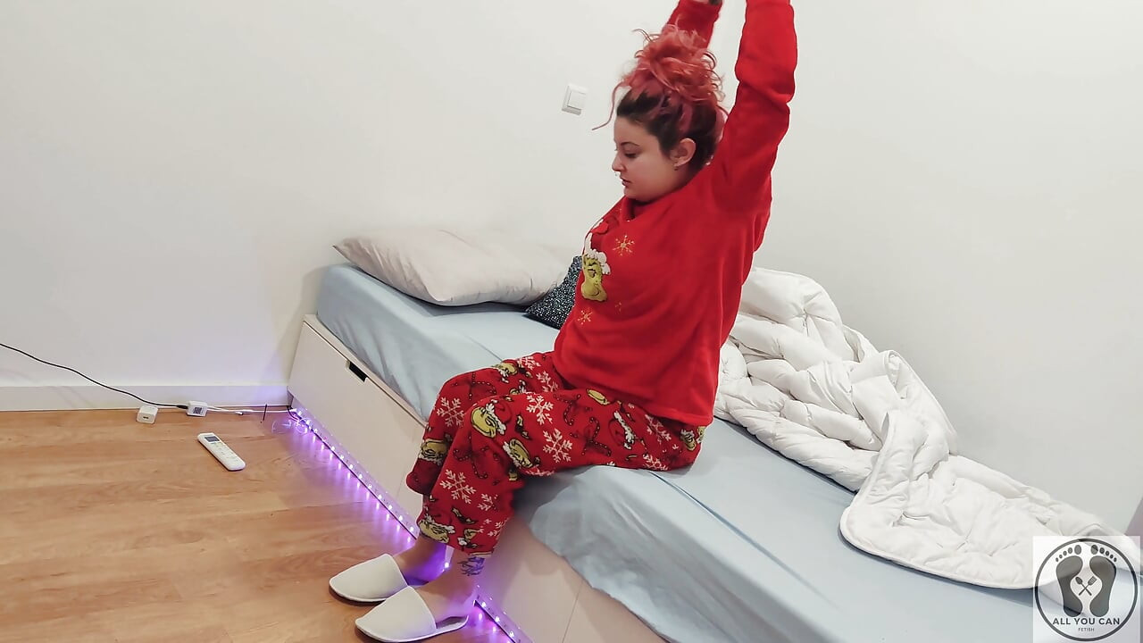 4K Pissing on Myself Before Shower Impossible Position Pee