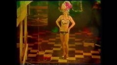 A noite do vídeo do veado e da galinha (Reino Unido, 1981), ponto 2 de striptease