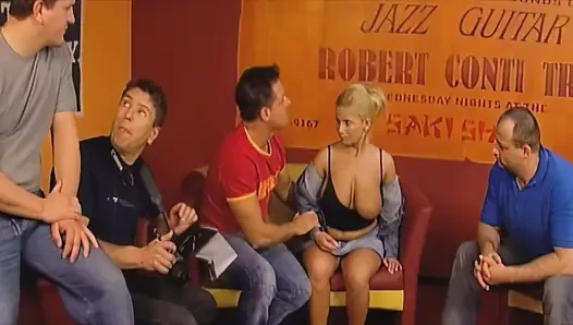 Cewek sange ini lagi asik fingering memek dan pantatnya sampai orgasme - close up