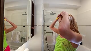 Awek raver datang dari Festival Muzik EDM untuk menukar pakaian jalangnya dengan mengambilnya untuk mengelip pepek berbulu dan pantat bogel