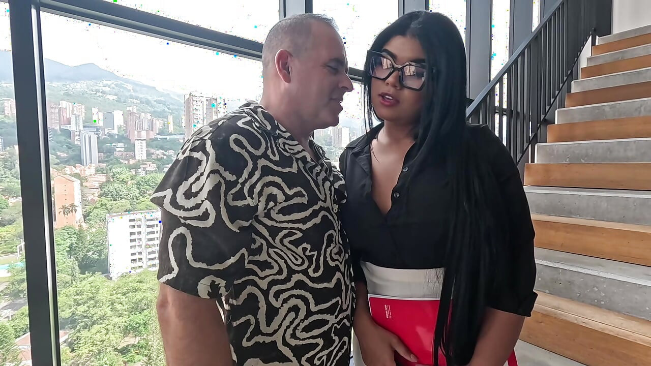 Meu chefe me pede um boquete profundo em troca do meu pagamento