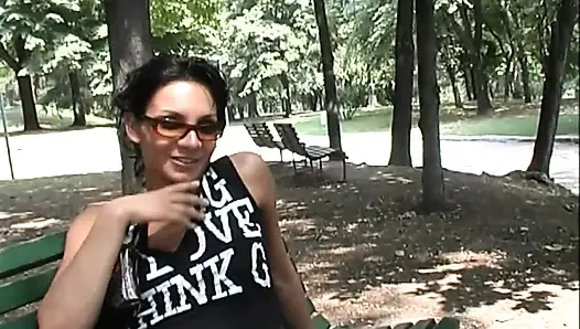 Сексуальная молодая возбужденная шлюшка мастурбирует свою киску в публичном парке в любительском видео
