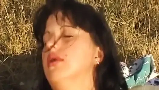 Almanya'dan gelen çiftlik kızı ağzına işiyor